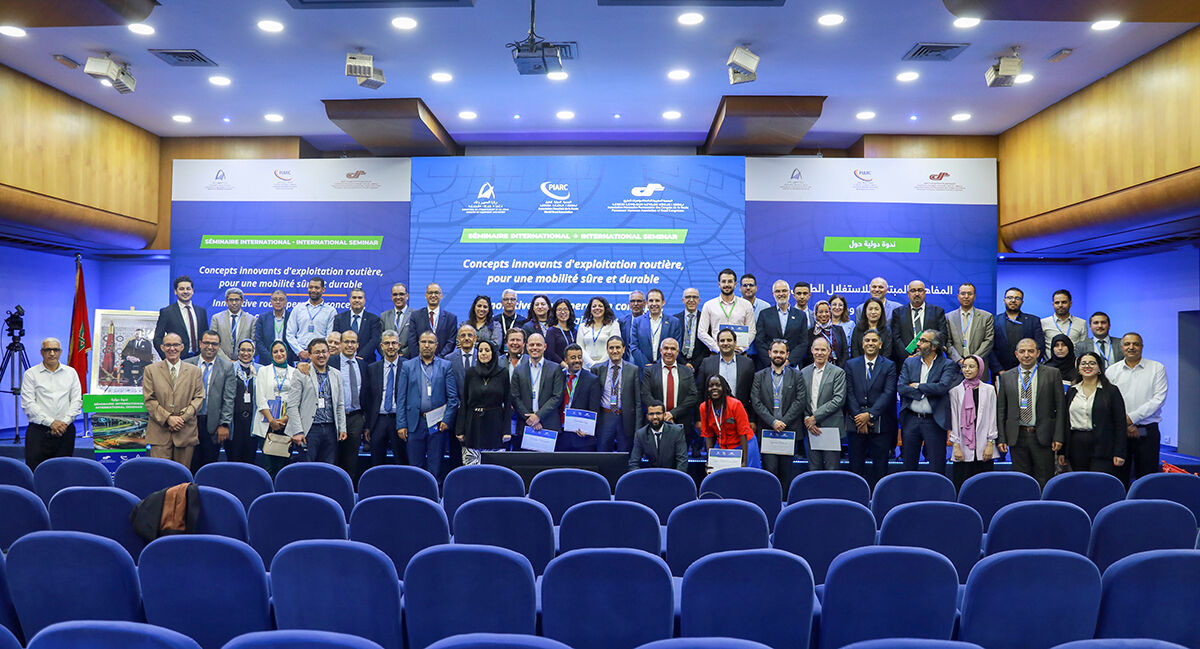 Grupo de participantes en el Seminario Internacional “Conceptos Innovadores de Explotación Vial para una Movilidad Segura y Sostenible”