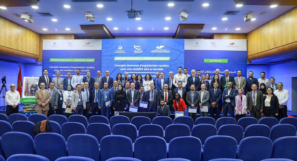 Groupe des participants au Séminaire international "Concepts innovants d'exploitation routière pour une mobilité sûre et durable"