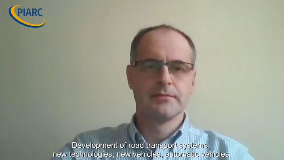 Regardez l'interview avec Mariusz Kieć,
président du Groupe d'étude 4.1 Normes de conception des routes